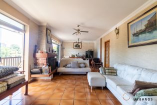 Casa espaçosa com piscina pertinho da Washington Luiz, com 286 M2, 05 dorm, 01 suíte, 02 banheiros. Churrasqueira, forno elétrico e quintal.