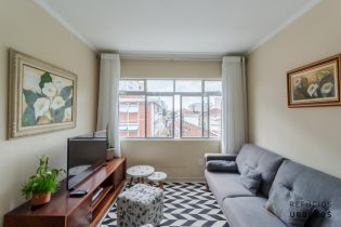 Apartamento com 87m2, 2 dormitórios, 1 banheiro, cozinha bem espaçosa, quarto e banheiro de serviço e 1 vaga na tranquilidade do Campo Grande
