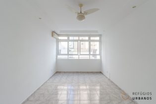 APARTAMENTO NO GONZAGA COM 74M2, 2 DORMITÓRIOS, JANELÕES, 1 BANHEIRO E UMA VAGA, PERTO DE TODAS AS FACILIDADES DO BAIRRO.