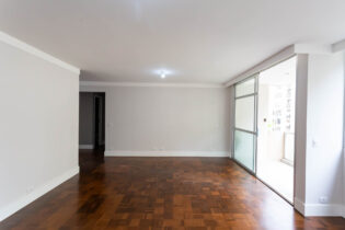 Em Santa Cecilia, este apartamento fica na "deliciosa" rua São Vicente de Paula. Com 153 m², possui sala ampla com varanda e lavabo, 3 quartos sendo uma suíte, cozinha ampla e arejada, 1 vaga.