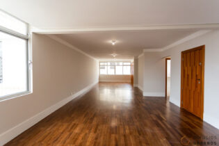 Em Santa Cecilia, localizado na tranquila rua Emílio de Menezes, este apartamento de 206 m² foi todo reformado. Com ambientes amplos e planta para 3 quartos sendo 1 suíte, oferece também 2 vagas de garagem.