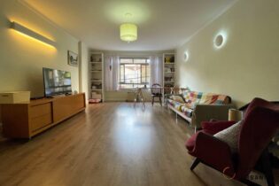Apartamento em predinho em rua tranquila do Gonzaga com 145m2, 3 quartos sendo uma suíte, sala ampla e uma garagem só sua.