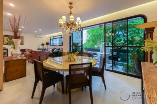 Na Vila Rica, em uma das ruas mais cobiçadas de Santos, um apartamento de 246m2, 3 suítes, reversível para 4, reforma impecável.