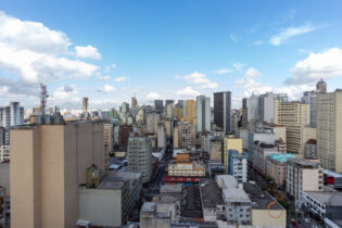 Nos Campos Eliseos: Apartamento reformado com 54m2, suíte, em andar alto com vista incrível, em prédio com história no centro de São Paulo.