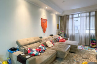 APARTAMENTO NO GONZAGA COM 69M2, 2 QUARTOS, SENDO UMA SUÍTE, JANELÕES E 2 BANHEIROS, PERTO DE TODAS AS FACILIDADES DO BAIRRO.