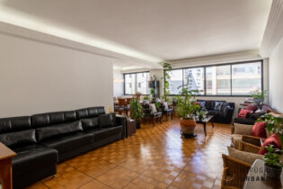 Em Santa Cecilia apartamento com 213 m2 em andar alto, cercado de vista livre por todos os lados, sala ampla, 3 quartos sendo uma suíte e 1 vaga.