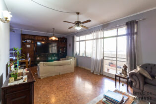 No icônico Cicero Prado, um apartamento com 137m2, com 2 dormitórios, varanda voltada para o jardim. Um excelente projeto de reforma.