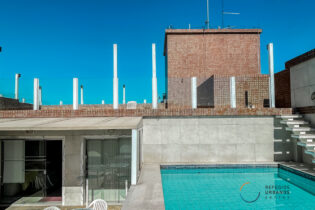 Na Ponta da Praia, uma cobertura com 269m2, com direito a piscina e solarium exclusivos, 3 quartos, 2 vagas, parece sonho, mas é real