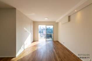 APARTAMENTO NA VILA IPOJUCA, COM 82 M² RECÉM REFORMADOS, 3 QUARTOS (1 SUITE), COZINHA INTEGRADA E UMA VARANDA COM VISTA DESLUMBRANTE