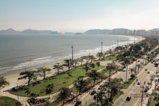 Com vista ao mar, 69m2 de puro aconchego! Sala ampla com varanda, 1 quarto, 1 banheiro e 1 lavabo, com vaga! Um mirante particular!