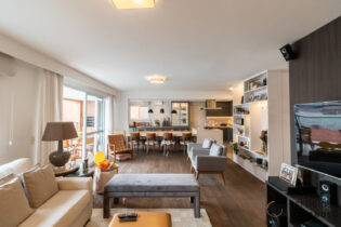 APARTAMENTO COM REFORMA IMPECÁVEL, LAZER COMPLETO NA VILA IPOJUCA, COM 131 M² DISTRIBUIDOS EM 2 SUÍTES, COZINHA E SALAS INTEGRADAS E VARANDA