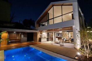 CASA NO JARDIM CORDEIRO COM 485M, 4 SUÍTES, 5 BANH, LAVABO, 4 VAGAS, PISCINA, SAUNA, QUARTO E BANHEIRO DE SERVIÇO. SIMPLESMENTE MARAVILHOSA.