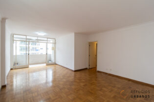 Apartamento com 128m2, 3 dormitórios (sendo 2 suítes), ensolarado, varanda e vaga, com ótima localização em rua arborizada de Santa Cecilia.