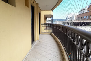 Na Ponta da Praia, um apartamento de 106 m², 2 suítes, escritório, sala ampla com linhas curvas e muita originalidade no projeto construtivo!