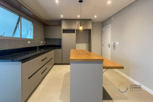 Na Ponta da Praia, apê reformado com acabamentos nobres. São 103 m², 2 quartos, 1 suíte com varanda e uma vaga. Lazer completo!