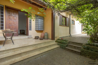 CASA TÉRREA COM 543M2, 3 DORMS, 1 SUITE, LAVABO, 5 VAGAS. EDÍCULA COM QUARTO, SALA E BANHEIRO NOS FUNDOS. UM LINDO OÁSIS EM SÃO PAULO.