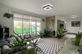 São 146,62 m², amplos espaços com bastante luz natural! São 3 quartos, sendo 1 suíte com varanda e vaga, na Ponta da Praia.