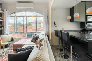 Na Ponta da Praia, um apartamento reformadinho com 66m2 muito bem aproveitados, 2 quartos, sendo uma suíte, cozinha integrada a sala e vaga