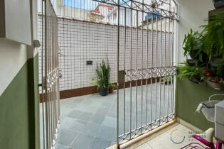 Boqueirão, 80 m2, casa em condomínio fechado, 2 quartos, 2 banheiros, escritório. Amplo quintal comum e 1 vaga.