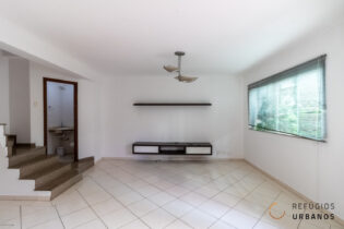Casa de condomínio no Cambuci com 146m² com 03 dormitórios (1 suíte) + 1 cômodo completo com banheiro, churrasqueira e 02 vagas na garagem