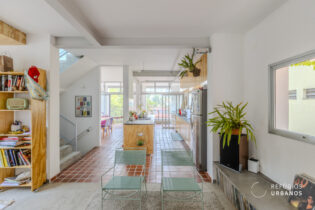 CASA REFORMADA NA VILA IPOJUCA, COM QUINTAL, TERRAÇO, VARANDAS, 4 QUARTOS SENDO 1 SUITE, 2 ESCRITÓRIOS E CHARME DE SOBRA EM 341M²!