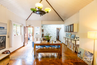 CASA DOS ANOS 50 REFORMADA COM 208M², 2 QUARTOS (UMA SUÍTE), QUINTAL E UMA EDÍCULA COM MAIS UMA SUÍTE, EM RUA TRANQUILA DA VILA IPOJUCA