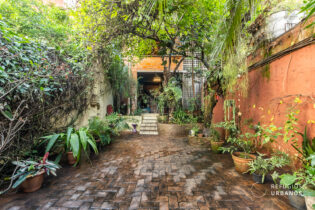 CASA DOS ANOS 50 REFORMADA COM 208M², 2 QUARTOS (UMA SUÍTE), QUINTAL E UMA EDÍCULA COM MAIS UMA SUÍTE, EM RUA TRANQUILA DA VILA IPOJUCA
