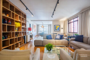 Com 205 m², três suítes, três vagas de garagem livres, portaria presencial 24 horas e piscina, este apartamento na Simão Álvares, em Pinheiros, é a combinação perfeita de conforto, praticidade e localização privilegiada!