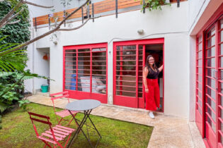 Casa térrea reformada com quintal no Jardim Vera Cruz com 2 dormitórios, com 150m² de área construída e espaço independente.