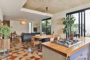 Charmosa casa na Vila Anglo, divisa com Vila Madalena, com 260 m² de terreno e 153 m² de área construída, localizada em uma rua arborizada e tranquila.