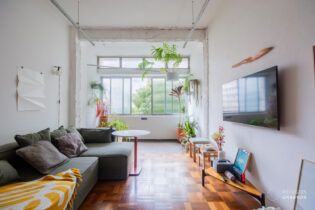 Apartamento reformado na Vila Buarque cheio de alma. São 68 m², 1 quarto, cozinha integrada com sala e uma charmosa varanda com banhos de sol.