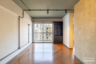 Apartamento em Pinheiros na Joaquim Antunes, com 65m² bem distribuídos, dois quartos, sala com piso de madeira corrida, cozinha integrada com balcão e atmosfera acolhedora.