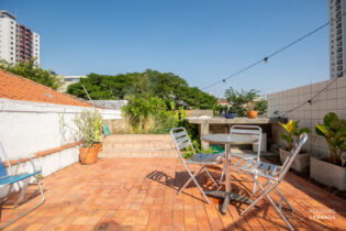 Casa com alma e poesia reformada na Barra Funda com terraço e vaga, 121m² de área útil mais 67m² de terraço.