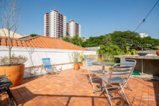Casa com alma e poesia reformada na Barra Funda com terraço e vaga, 121m² de área útil mais 67m² de terraço.