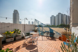 Casa com alma e poesia reformada na Barra Funda com terraço e vaga, 121m² de área útil mais 67m² de terraço.