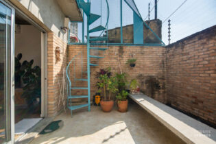 Casa com alma e poesia reformada na Barra Funda com terraço e vaga, 121m² de área útil mais 67m² de terraço.