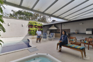 CAMPO BELO: CASA EM CONDOMÍNIO, 325,05 M². 2 SUÍTES, A TERCEIRA REVERSÍVEL. ÁREA EXTERNA CHARMOSA COM PISCINA, JACUZZI, CHURRASQUEIRA E MUITO SOL. 3 VAGAS.