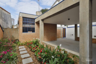 CASA ASSINADA DOS ANOS 80, COM 344M², 5  QUARTOS (SENDO 2 SUITES), PÁTIO CENTRAL E QUINTAL COM MUITO POTENCIAL NO SUMARÉ!