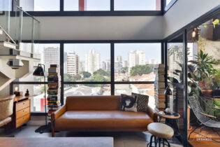 APARTAMENTO DUPLEX ILUMINADO COM VARANDA E SUÍTE NA POMPEIA. 50,23M² MUITO BEM DISTRIBUÍDOS ENTRE DOIS ANDARES E VAGA DE GARAGEM.