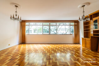 Na Martiniano de Carvalho, Bela Vista, apartamento de 172m² que mescla tons verde e caramelo, com 3 dormitórios e uma vaga de garagem
