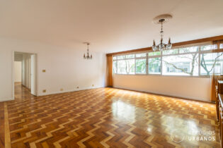 Na Martiniano de Carvalho, Bela Vista, apartamento de 172m² que mescla tons verde e caramelo, com 3 dormitórios e uma vaga de garagem