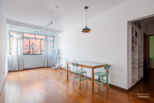 Apartamento charmoso em Santa Cecilia com 96m², 2 dormitórios amplos e vaga na Rua Tupi. Entre o bairro de Perdizes e a estação Marechal Deodoro do metrô. Iluminação natural, planta funcional e arquitetura típica dos anos 1960.