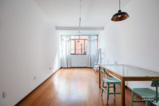 Apartamento charmoso em Santa Cecilia com 96m², 2 dormitórios amplos e vaga na Rua Tupi. Entre o bairro de Perdizes e a estação Marechal Deodoro do metrô. Iluminação natural, planta funcional e arquitetura típica dos anos 1960.
