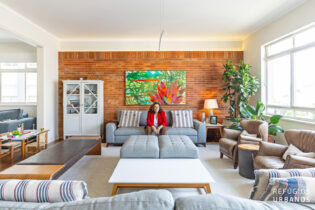 Com 289,60 m², 3 dormitórios sendo uma ampla suíte, sala de tv, escritório e 2 vagas de garagem em Higienópolis.