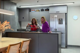 BROOKLIN NOVO: APÊ DE 108,68 M², REFORMADO E BEM LOCALIZADO. AMBIENTES INTEGRADOS, VARANDA, 3 DORMITÓRIOS (1 SUÍTE). PRÉDIO COM CHURRASQUEIRA E ACADEMIA.