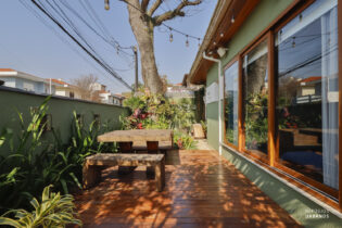 Casa de Vila única no Planalto Paulista, lindamente reformada. São 271m2 bem distribuídos numa planta quadrada. Ambientes integrados abraçados pelo verde. 4 suítes. Casa bem solar.