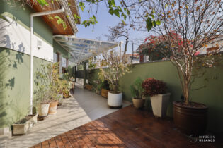 Casa de Vila única no Planalto Paulista, lindamente reformada. São 271m2 bem distribuídos numa planta quadrada. Ambientes integrados abraçados pelo verde. 4 suítes. Casa bem solar.