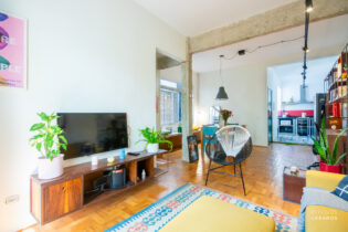 Apartamento com 1 dormitório, sala de estar, sala de TV e varanda no coração da Vila Madalena.