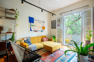 Apartamento com 1 dormitório, sala de estar, sala de TV e varanda no coração da Vila Madalena.