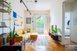Apartamento com 1 dormitório, sala de estar, sala de TV e varanda no coração da Vila Madalena.
